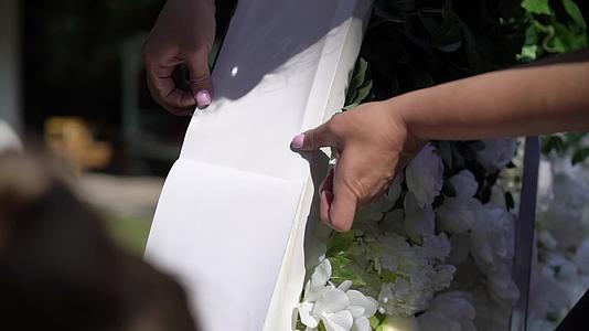 婚礼礼堂的拱门装饰着白色的花朵视频的预览图