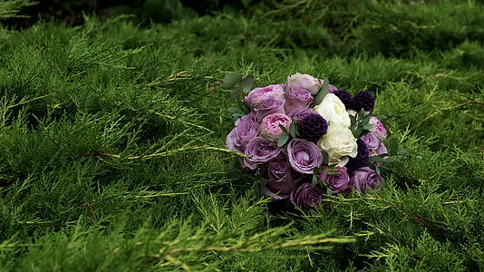 婚礼花束以绿色植物背景和复制空间为背景视频的预览图