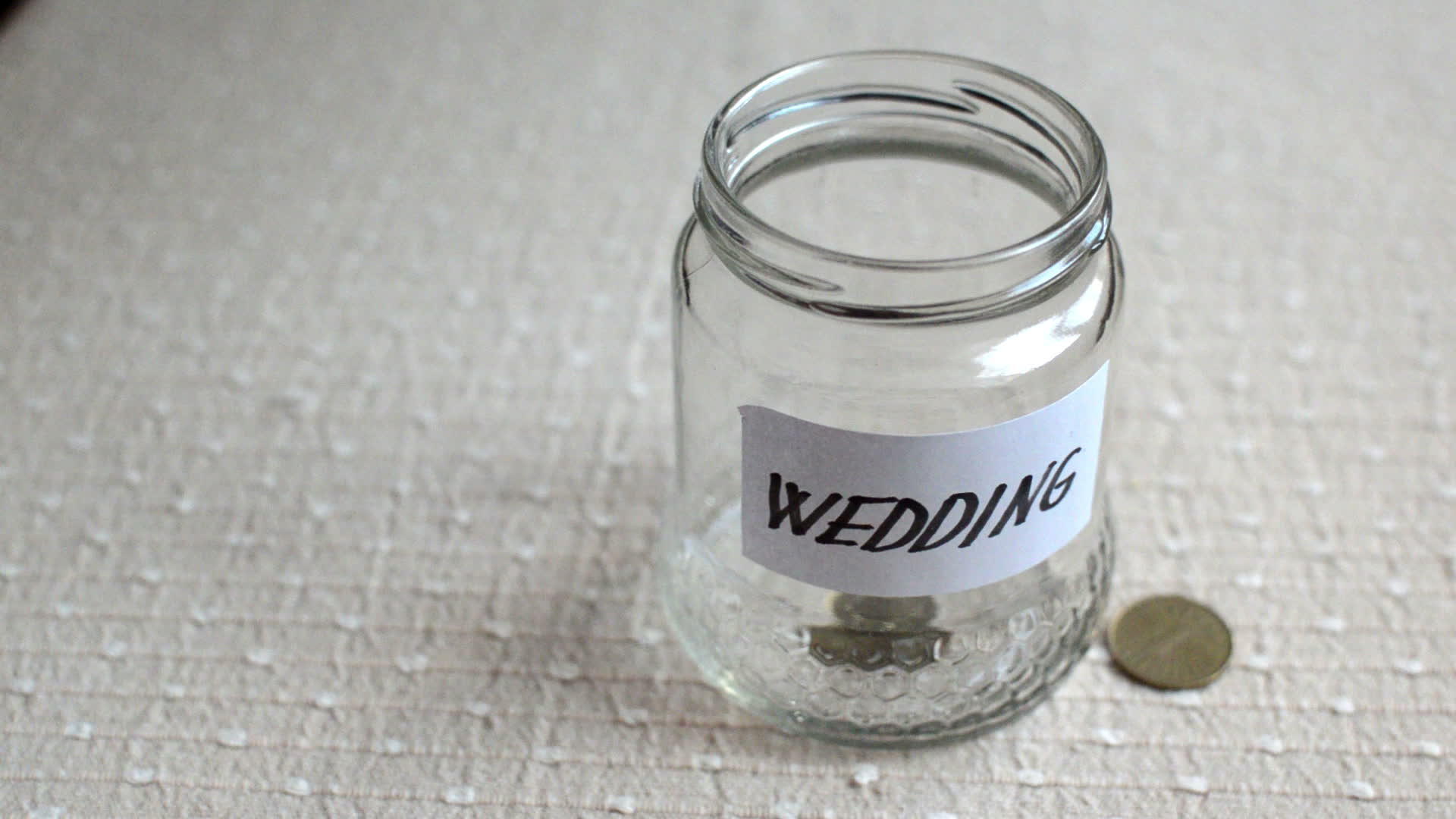 罐子里装满了结婚用的硬币视频的预览图