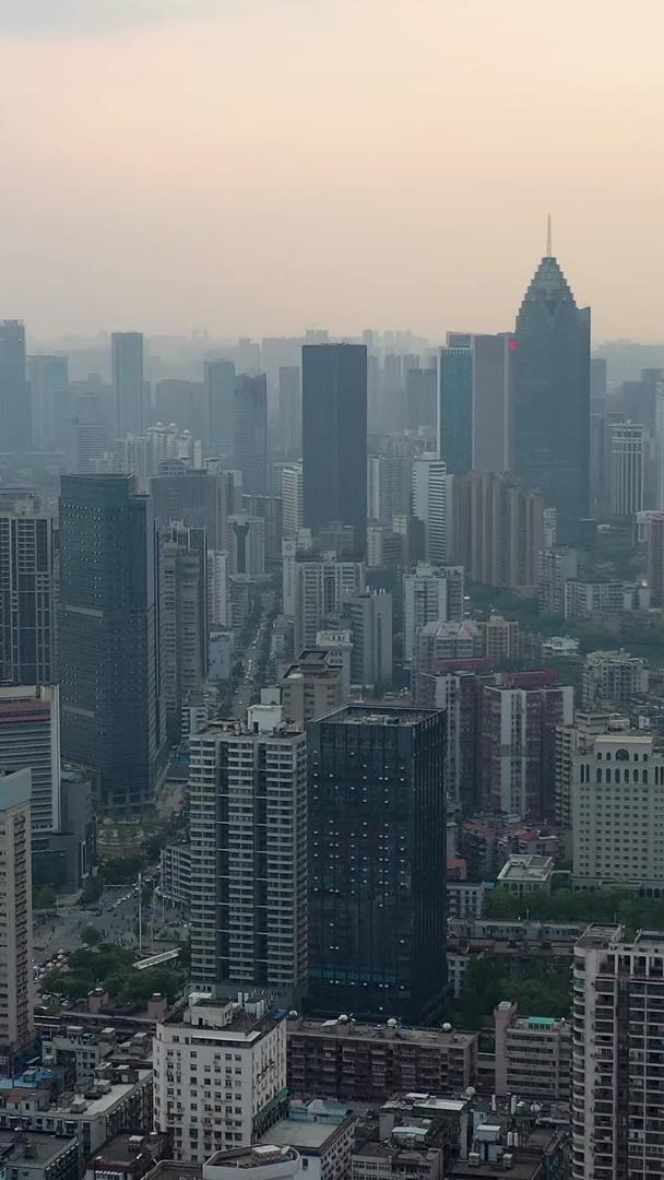 武汉汉口城区黄昏时刻全景变焦版视频的预览图