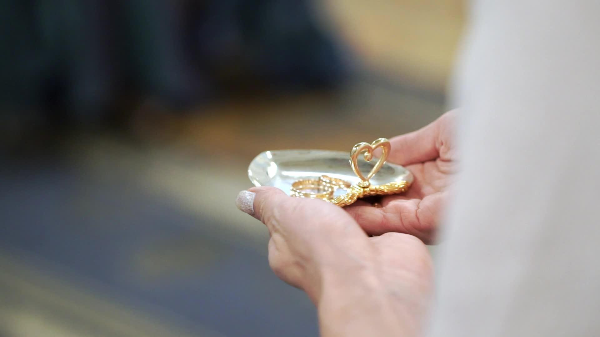 当婚礼举行时女人拿着结婚戒指视频的预览图