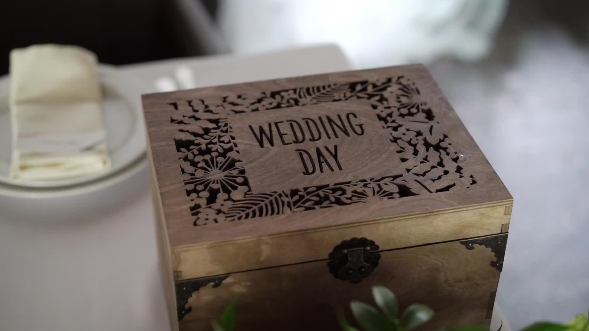 带有结婚日标志的木制装饰盒视频的预览图