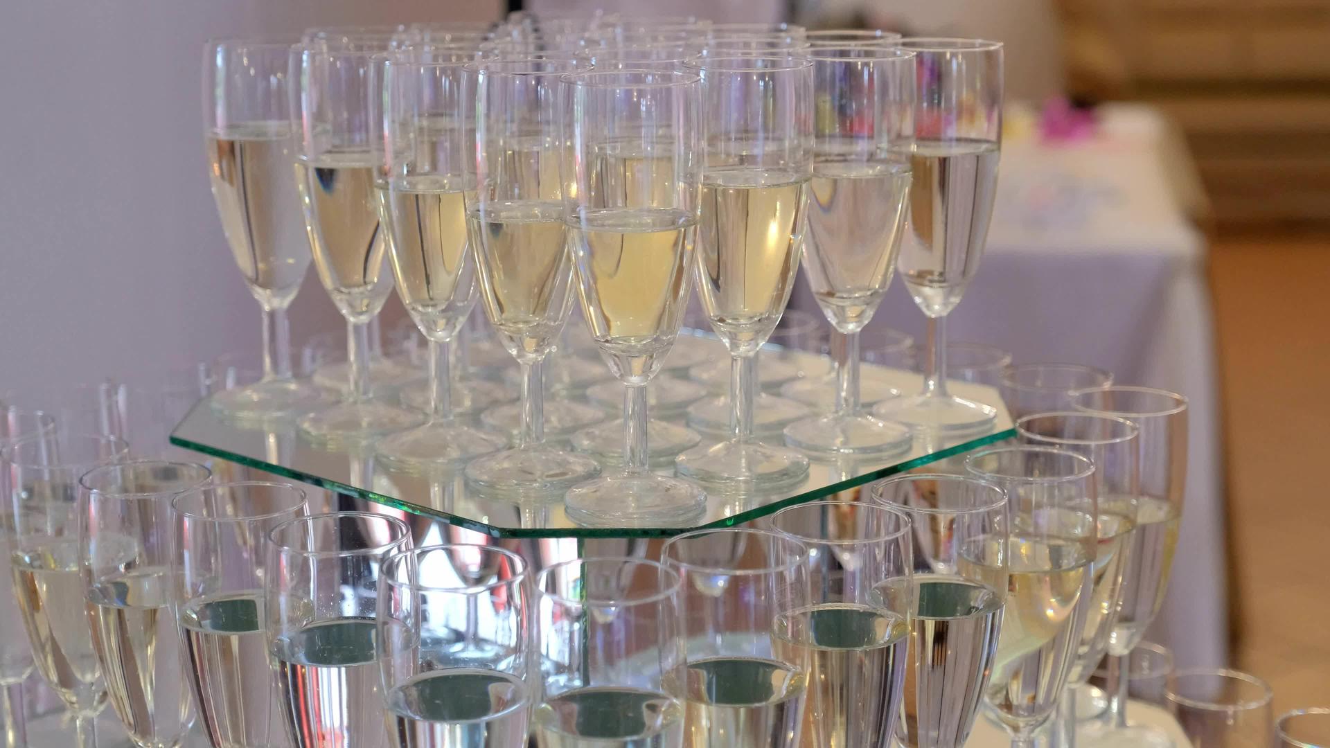 在镜子托盘上加入冷香槟的客人视频的预览图