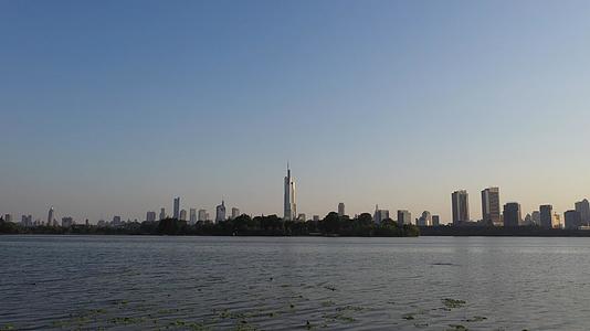 南京玄武湖公园城市地平线夕阳城市群航拍视频的预览图