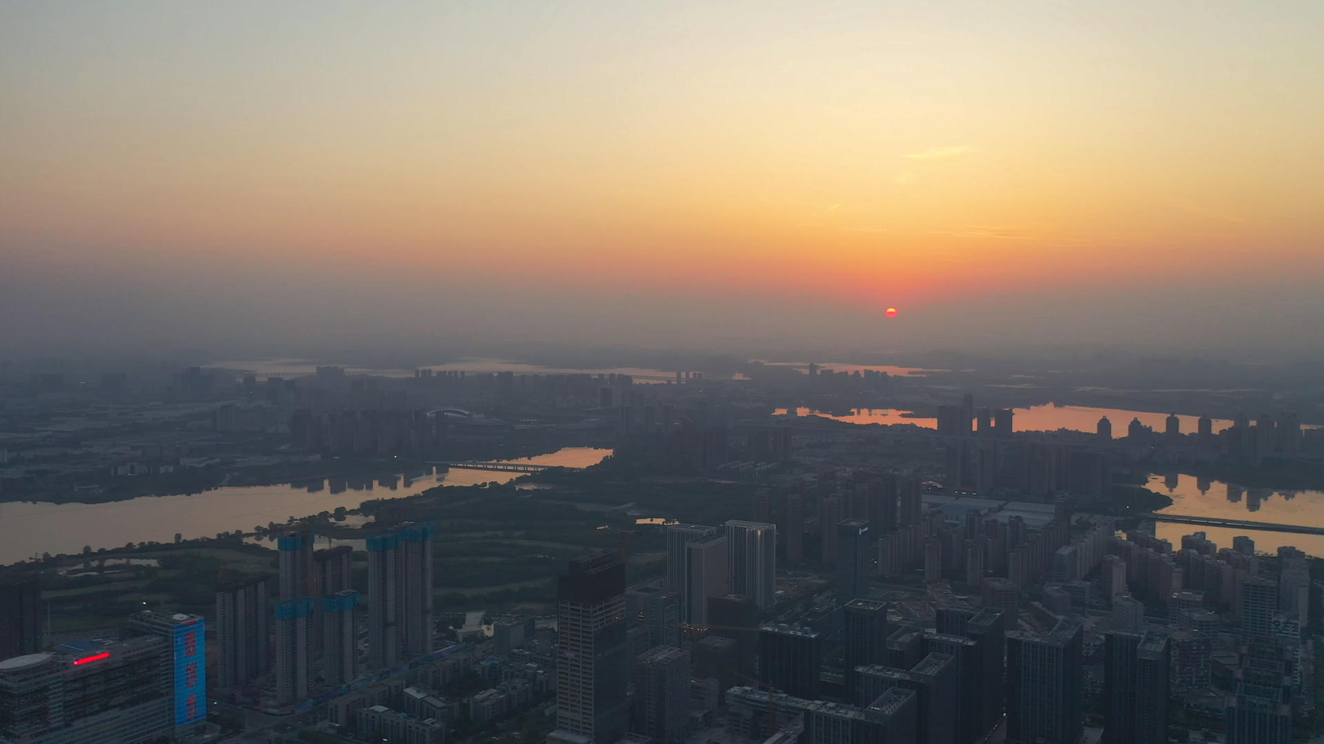 航拍风光城市雾霾中的晚霞落日天空4k素材视频的预览图