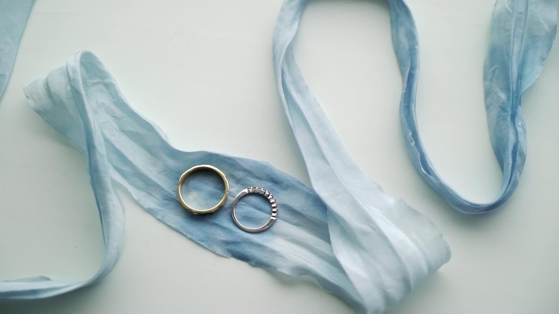 蓝色丝带和两枚结婚戒指视频的预览图