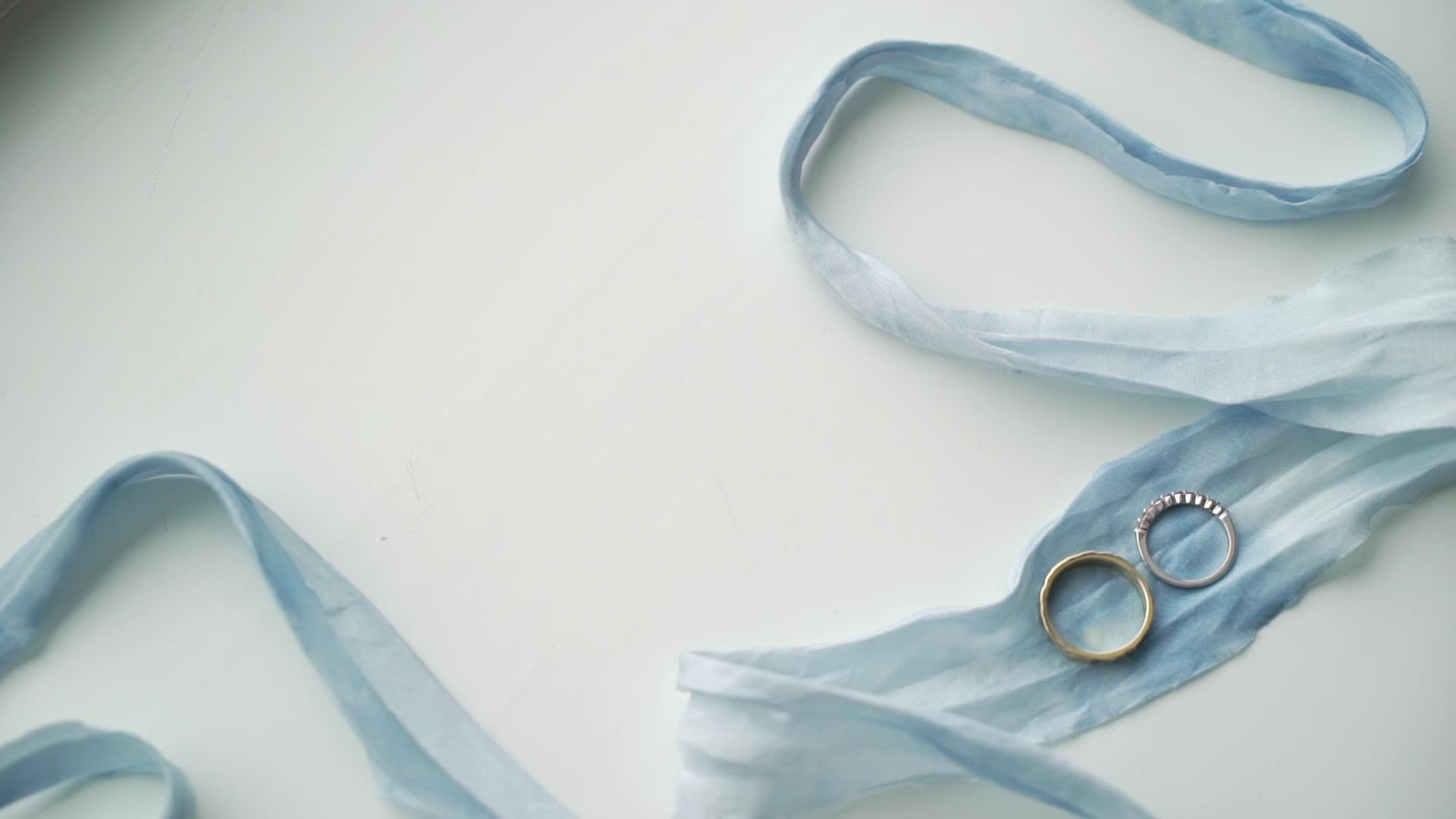 两枚结婚戒指蓝丝带视频的预览图