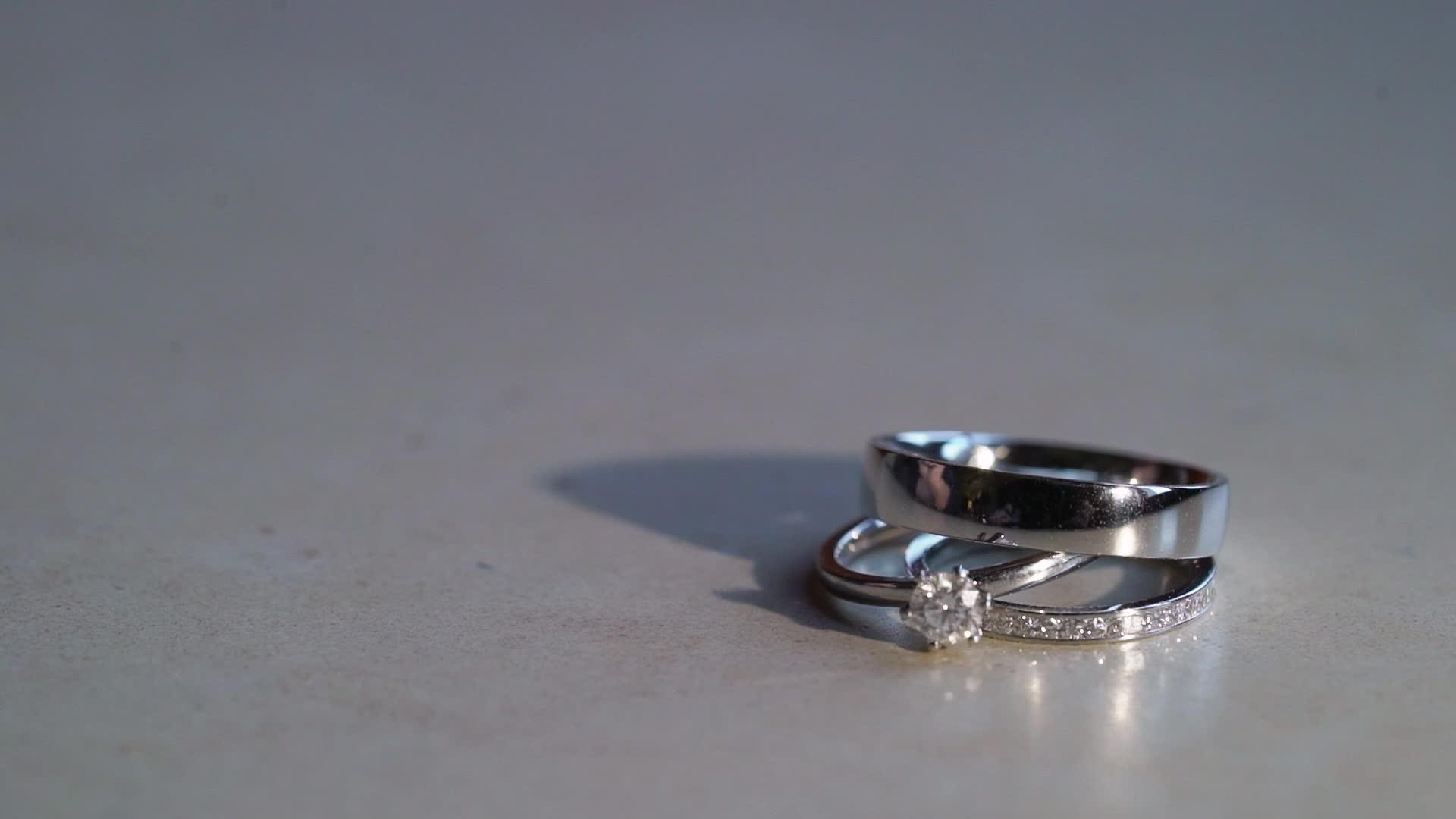 结婚戒指的滚动速度很慢视频的预览图