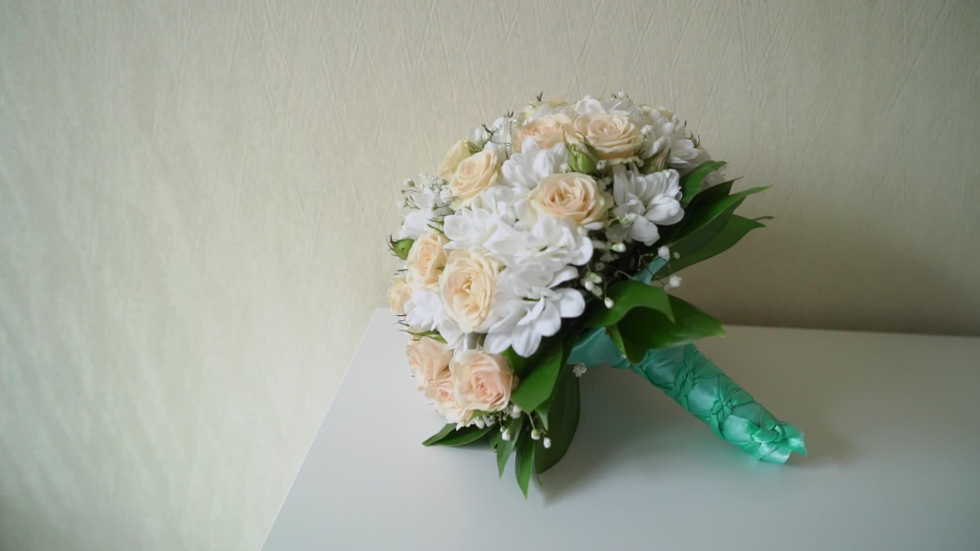 白花和粉红玫瑰视频的预览图