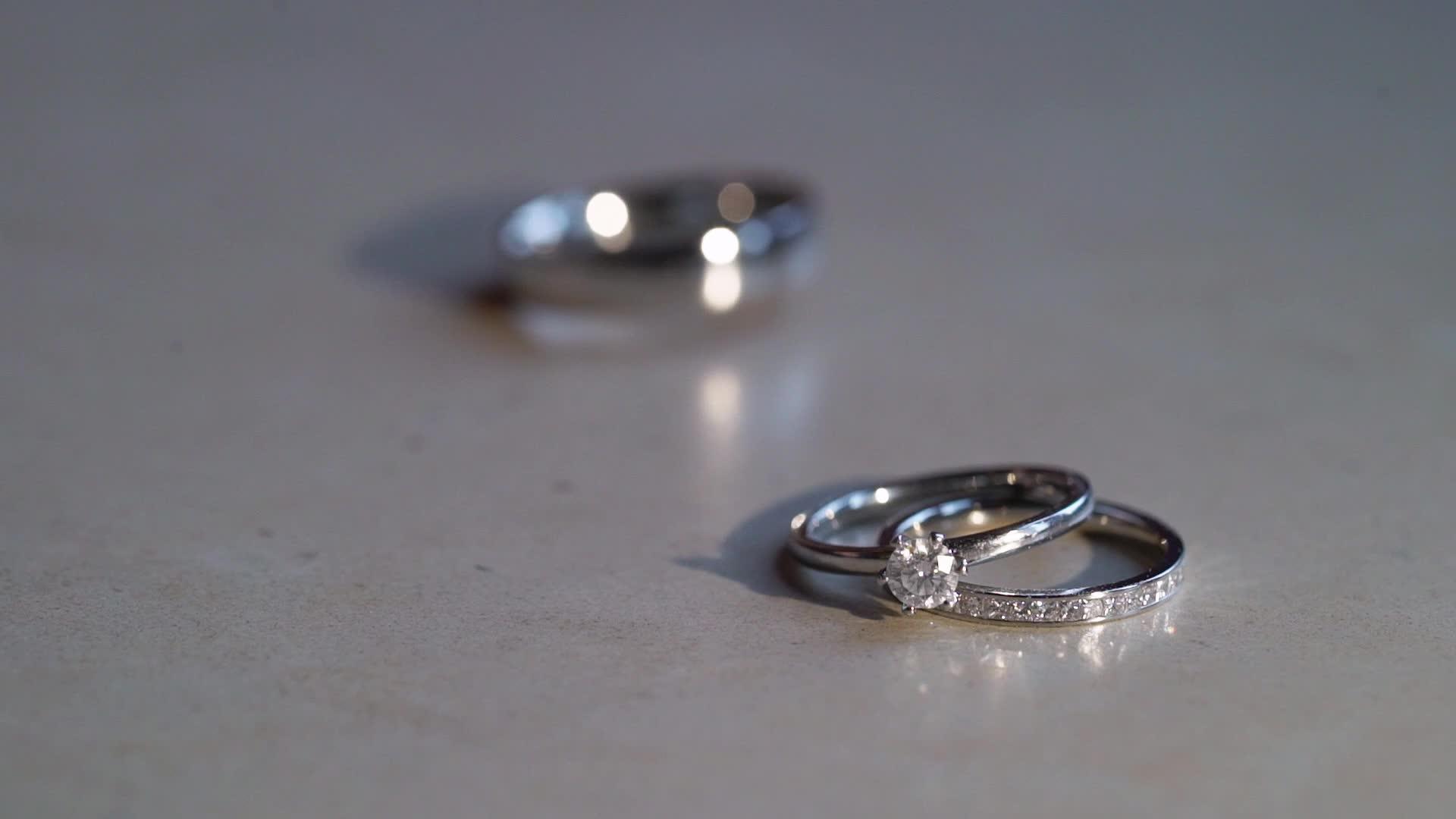 结婚戒指的滚动速度很慢视频的预览图