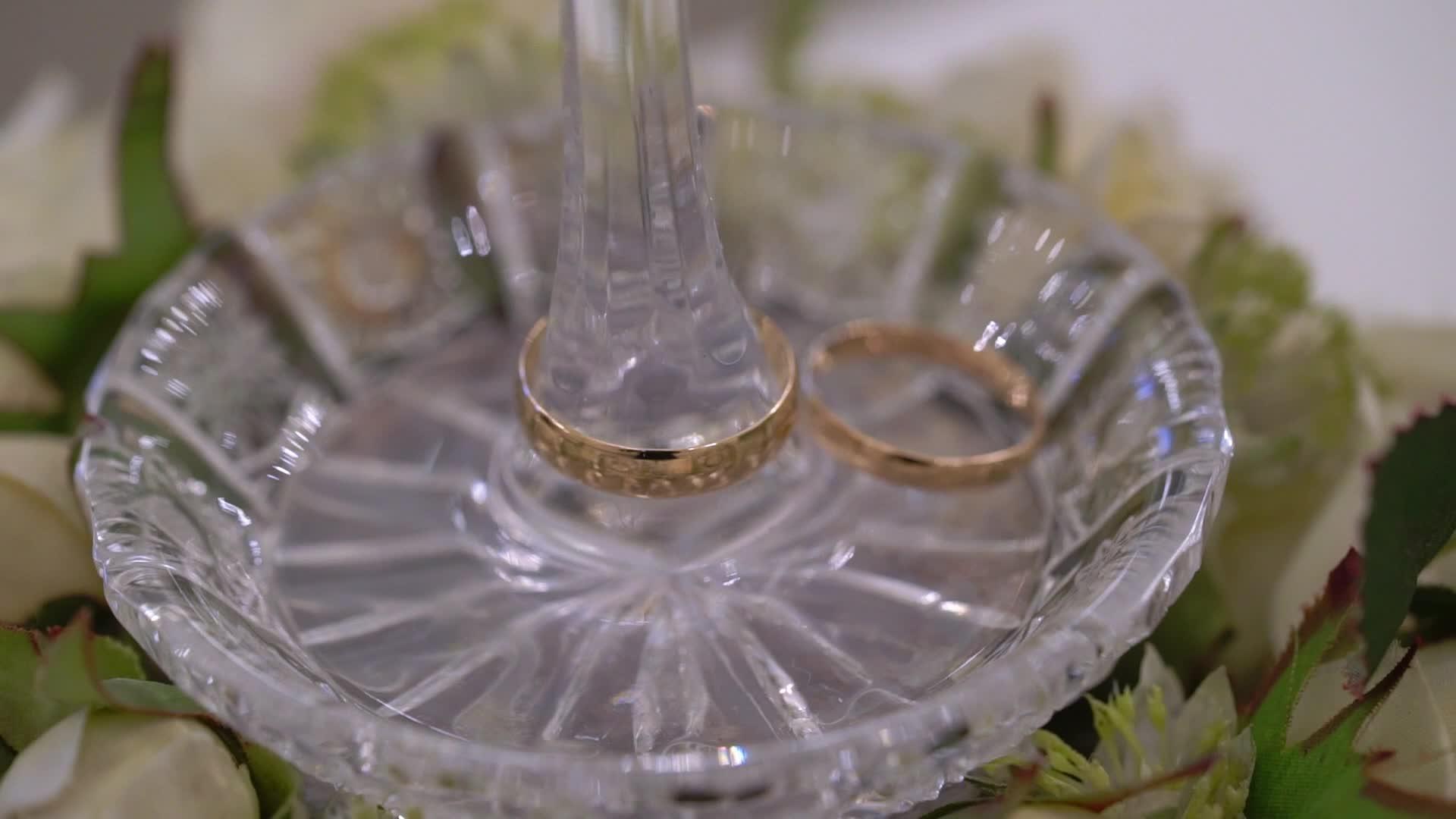 玻璃盘中的结婚戒指视频的预览图