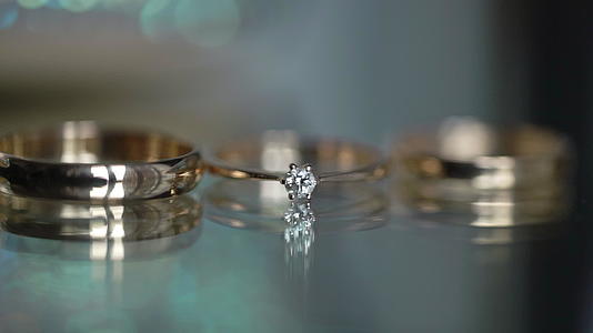 结婚戒指的玻璃背景视频的预览图
