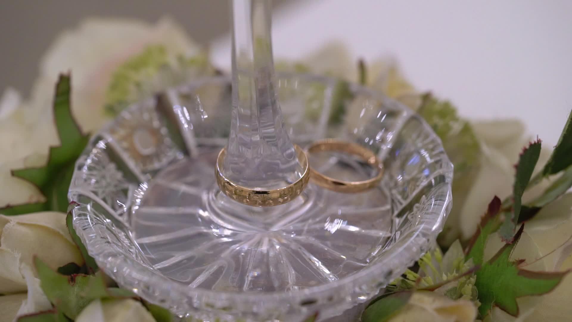 玻璃盘中的结婚戒指视频的预览图
