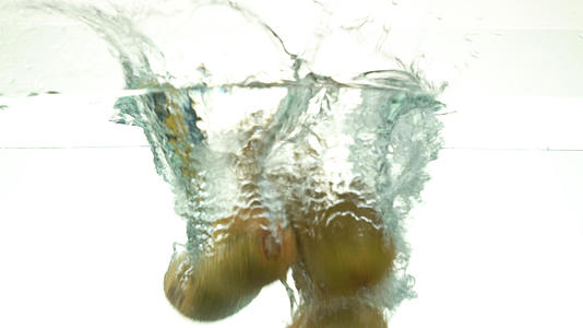 猕猴桃落入水中视频的预览图