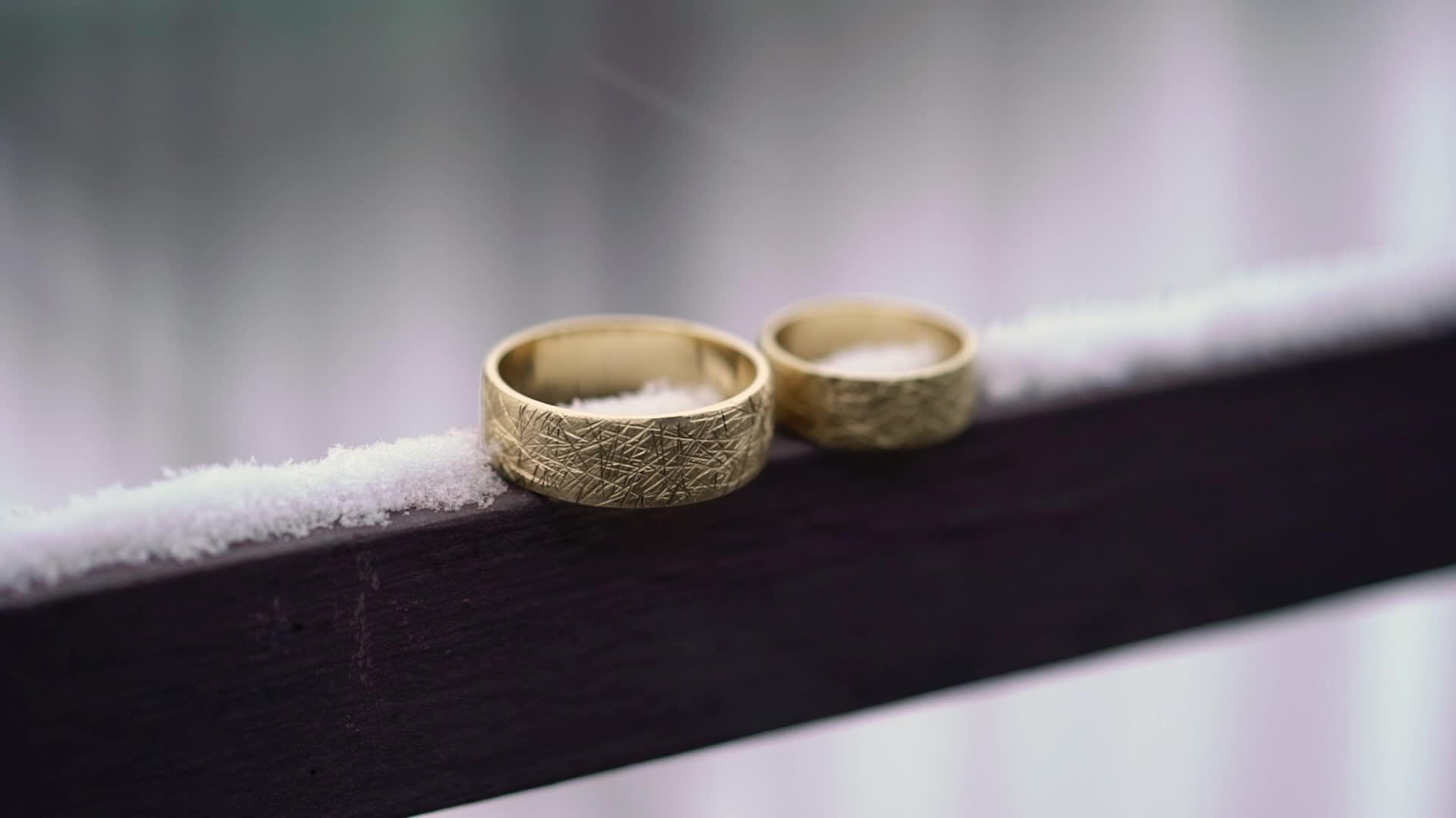 冬雪中的金环婚礼视频的预览图