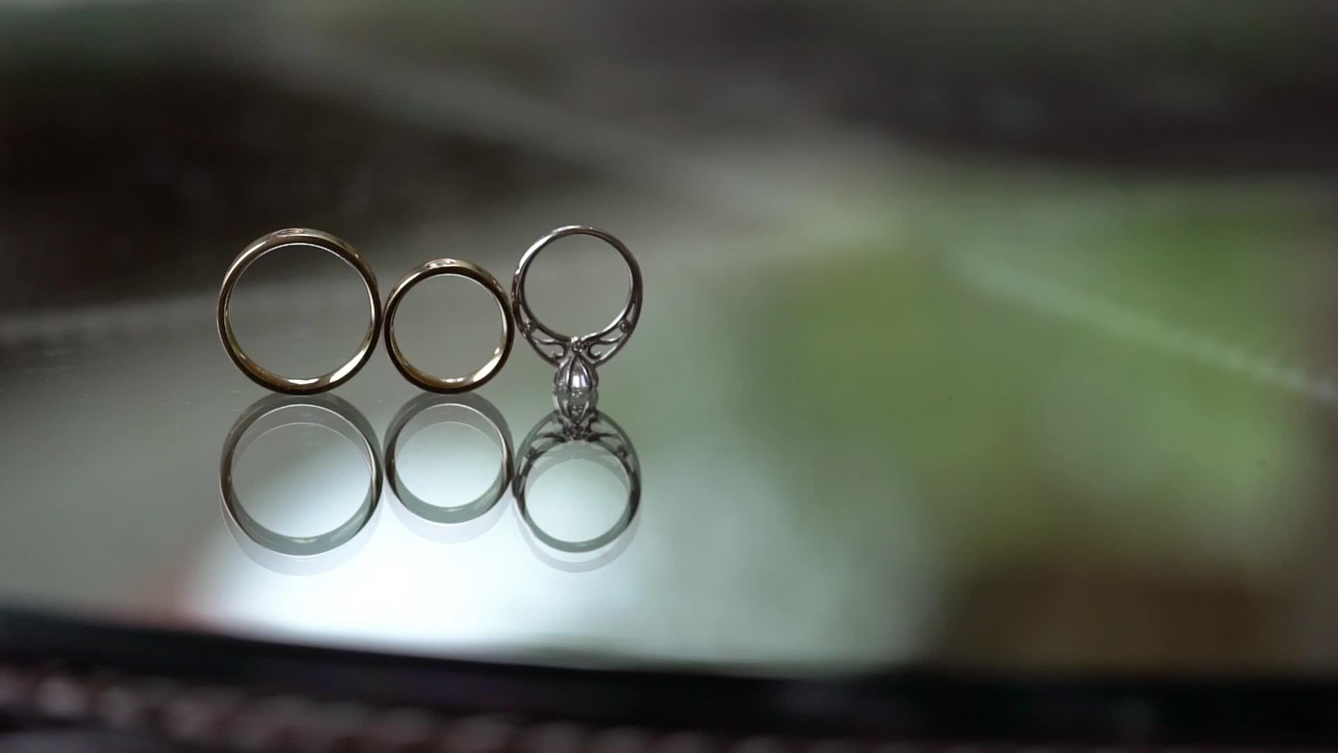 玻璃桌上有钻石戒指视频的预览图