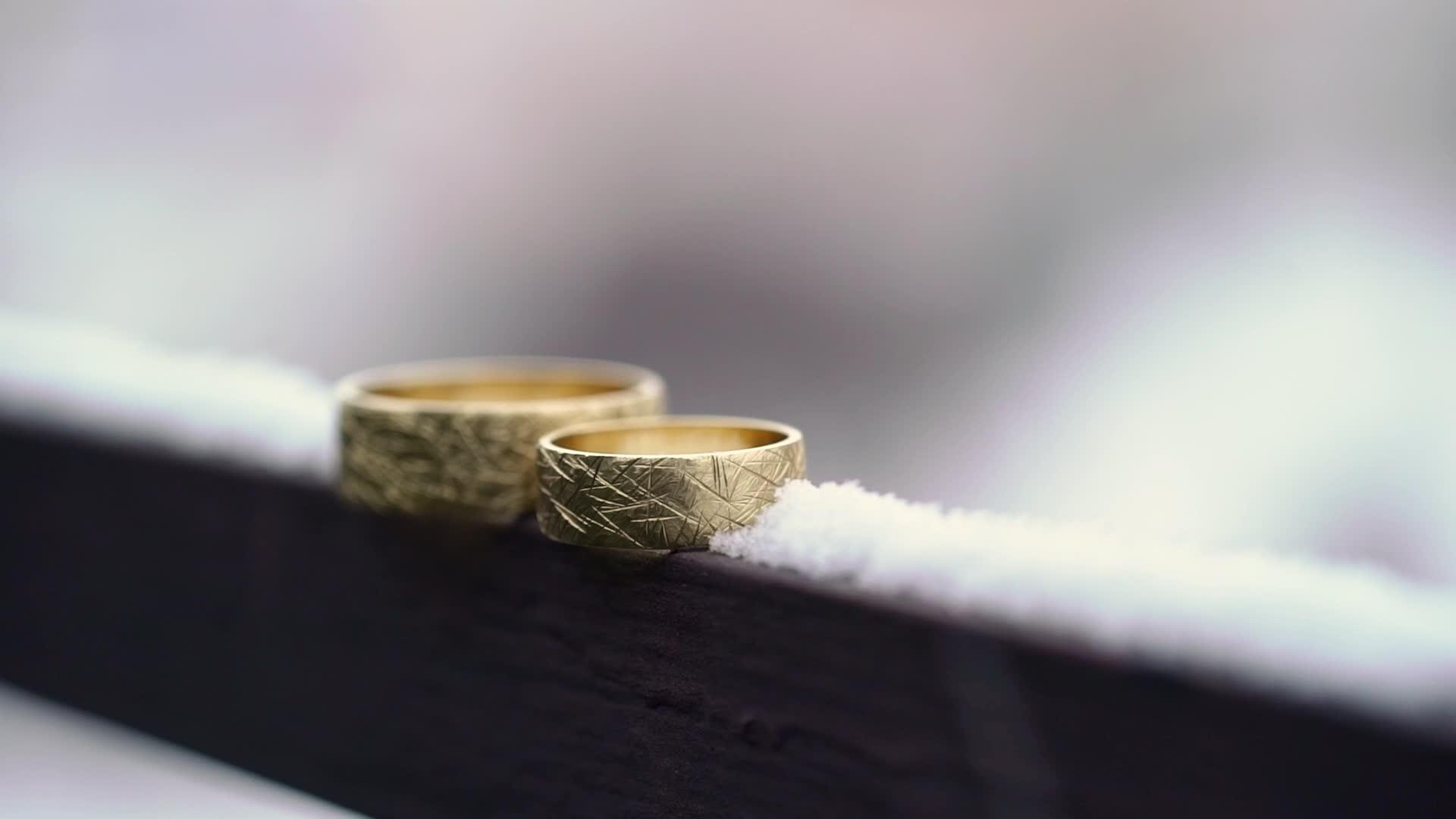 冬雪中的金环婚礼视频的预览图