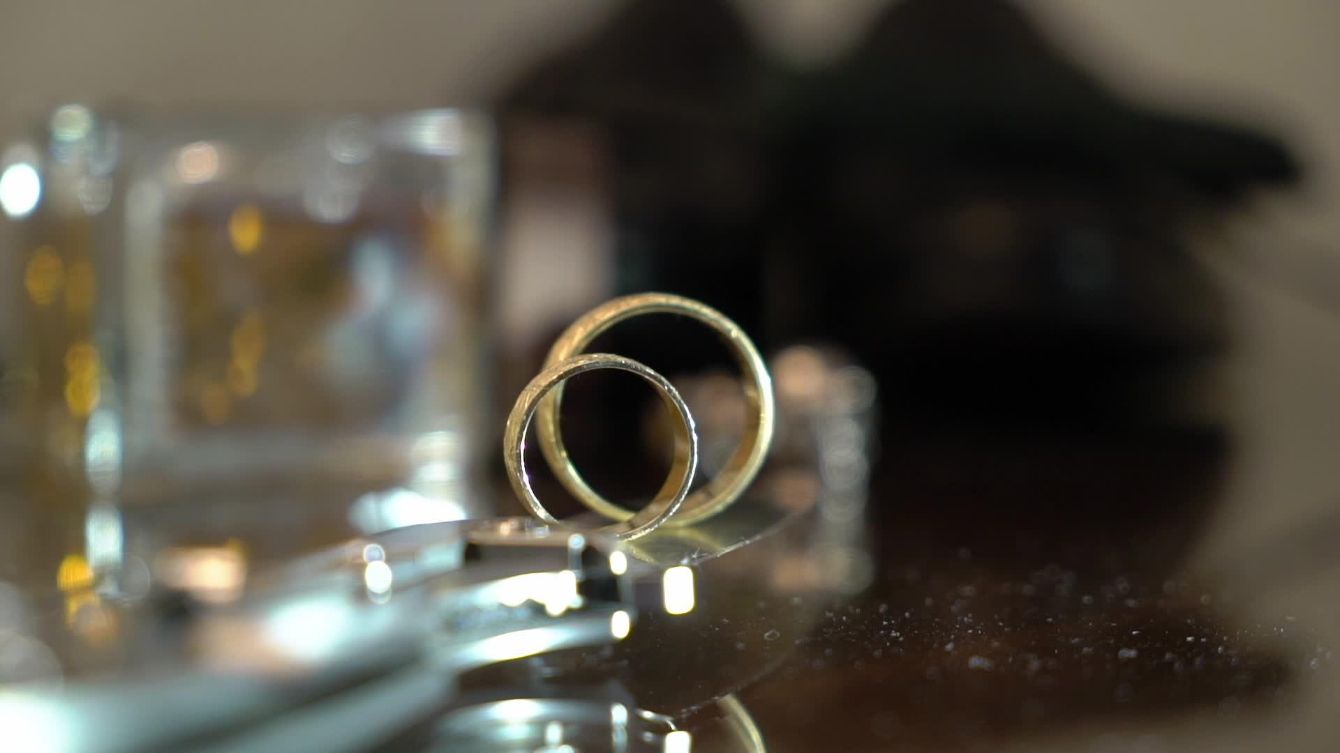 一对结婚戒指视频的预览图