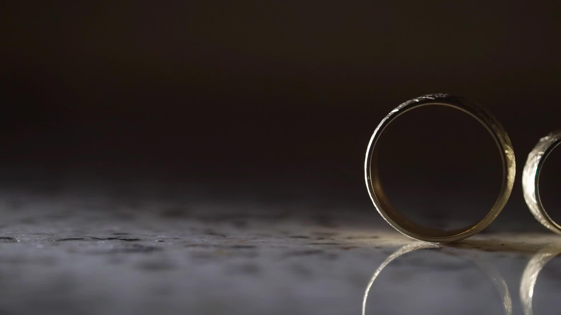 一对结婚戒指视频的预览图