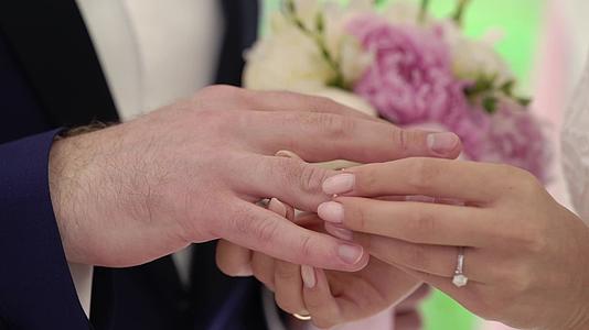 婚礼当天新郎把戒指放在新娘手上视频的预览图