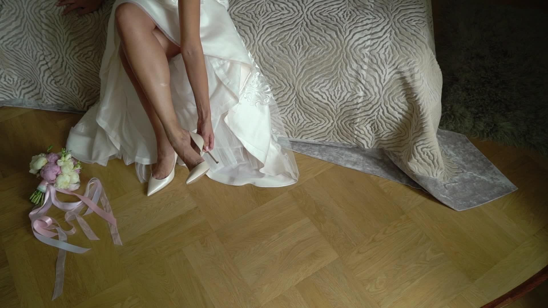 新娘穿上结婚鞋温柔地放在脚上视频的预览图