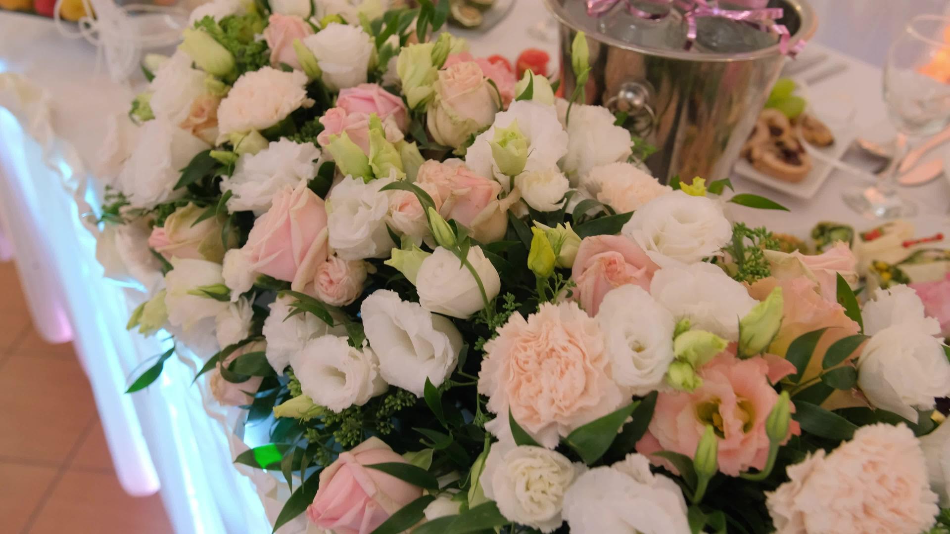 婚宴用鲜花装饰的餐桌视频的预览图