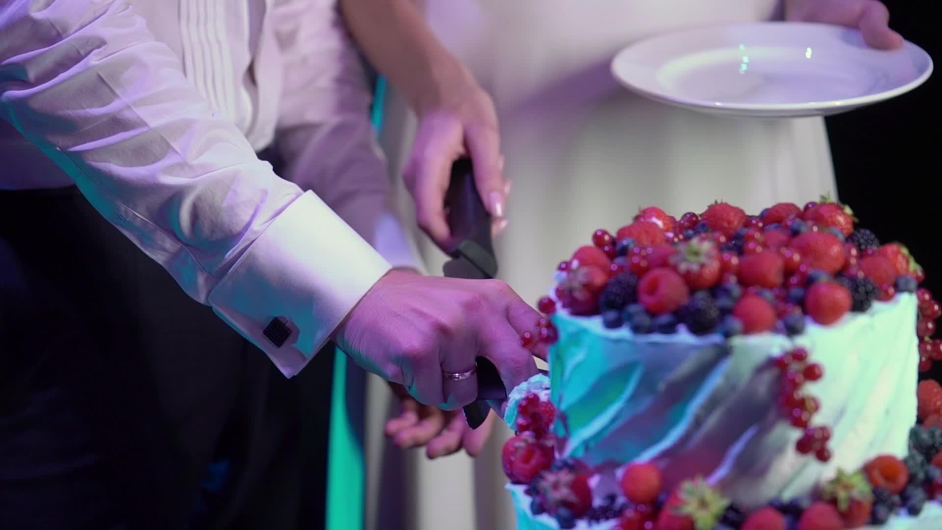 婚礼蛋糕是庆祝晚宴的传统视频的预览图