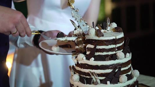 婚礼蛋糕是新娘和新郎的传统庆祝晚餐视频的预览图