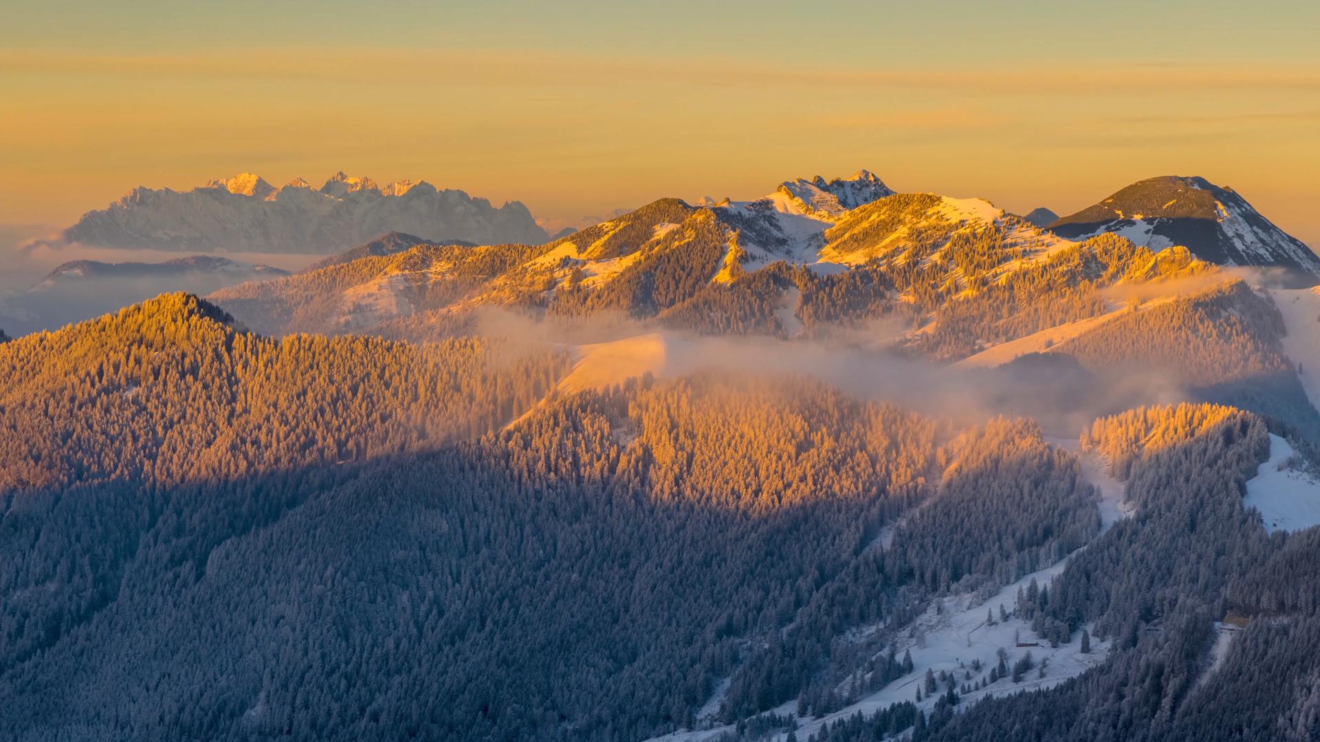 8K冬季森林山脉日落光影延时视频的预览图