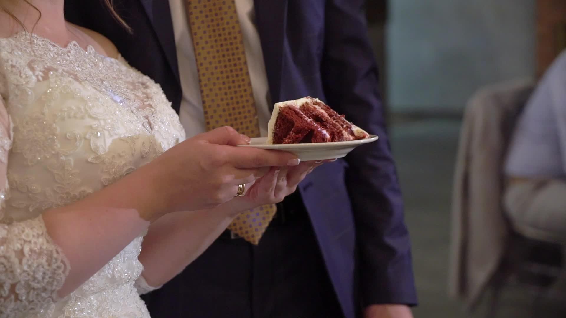 婚礼蛋糕是庆祝晚宴的传统视频的预览图