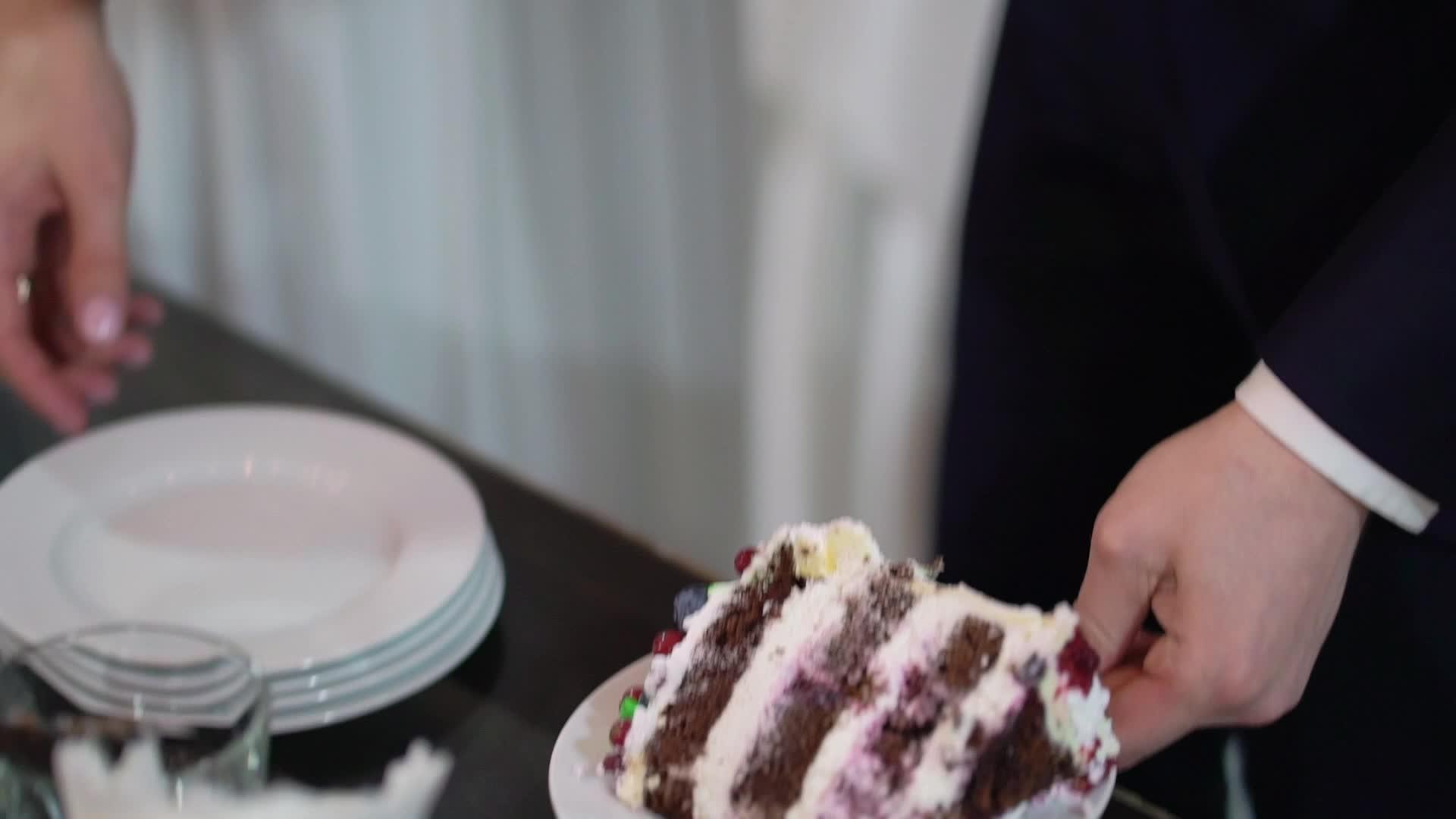 婚礼蛋糕是新娘和新郎的传统庆祝晚餐视频的预览图