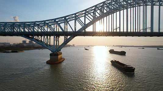 4k航拍逆光南京大胜关大桥长江船舶视频的预览图