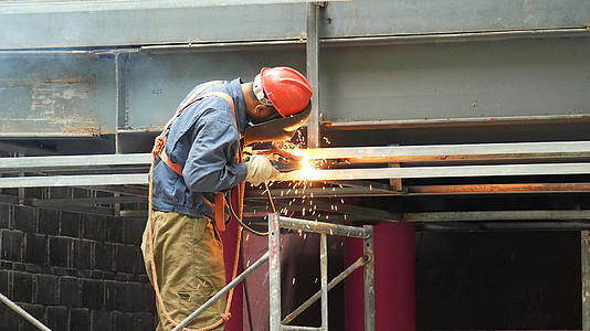 慢镜头升格拍摄4k素材生产车间工人电焊劳动工作视频的预览图