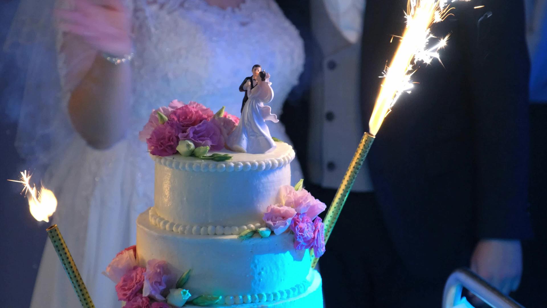 美丽的婚礼蛋糕和燃烧的蜡烛视频的预览图