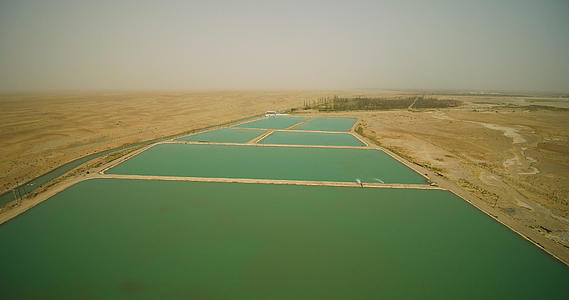 新疆和田塔克拉玛干沙漠里的水库4K航拍视频的预览图