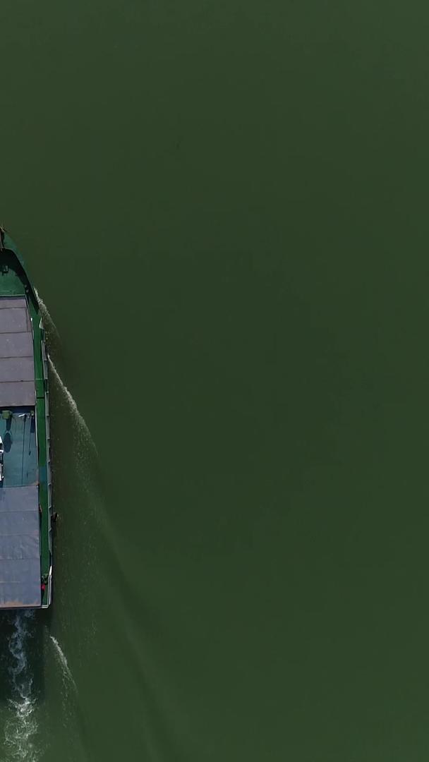 船只过桥俯拍无人机镜头视频的预览图