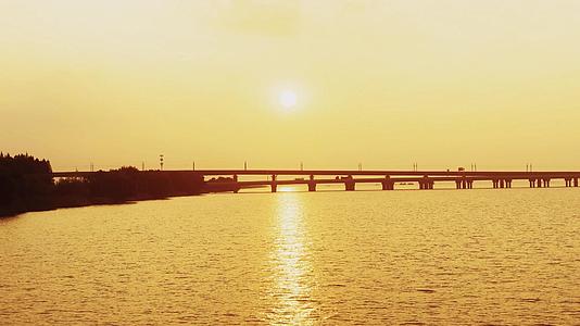 航拍南京石臼湖唯美落日黄昏视频的预览图