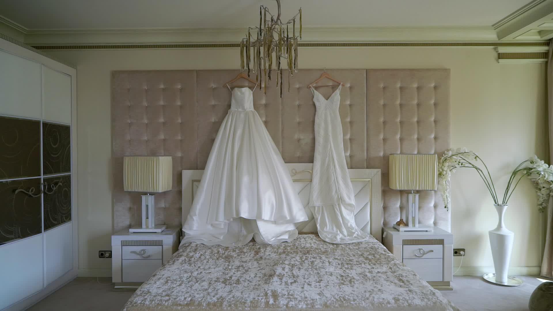 两件豪华婚纱婚纱婚纱婚纱白色长袍视频的预览图