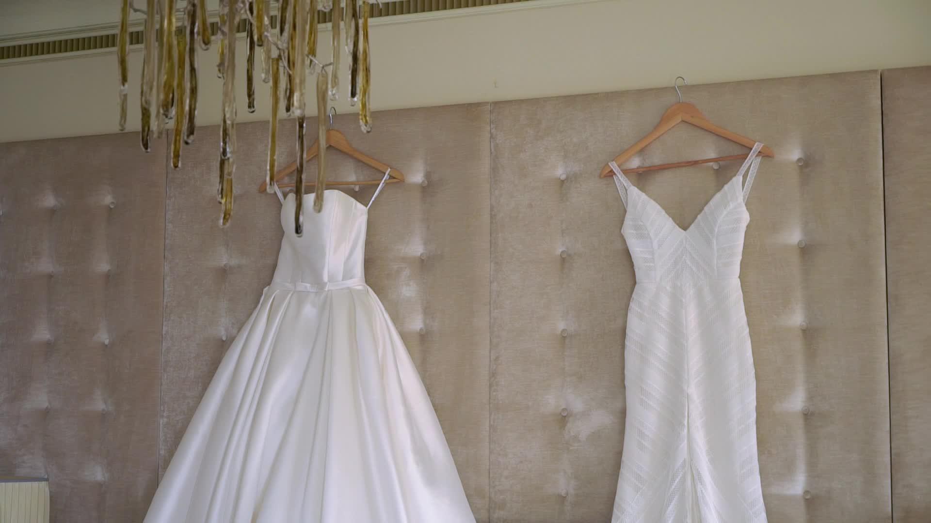 两件豪华婚纱婚纱婚纱婚纱白色长袍视频的预览图
