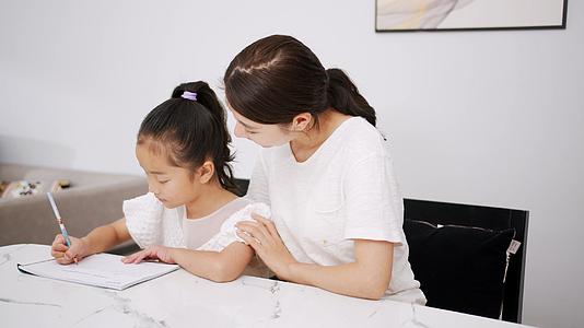 4k实拍妈妈辅导女儿写作业学习视频的预览图
