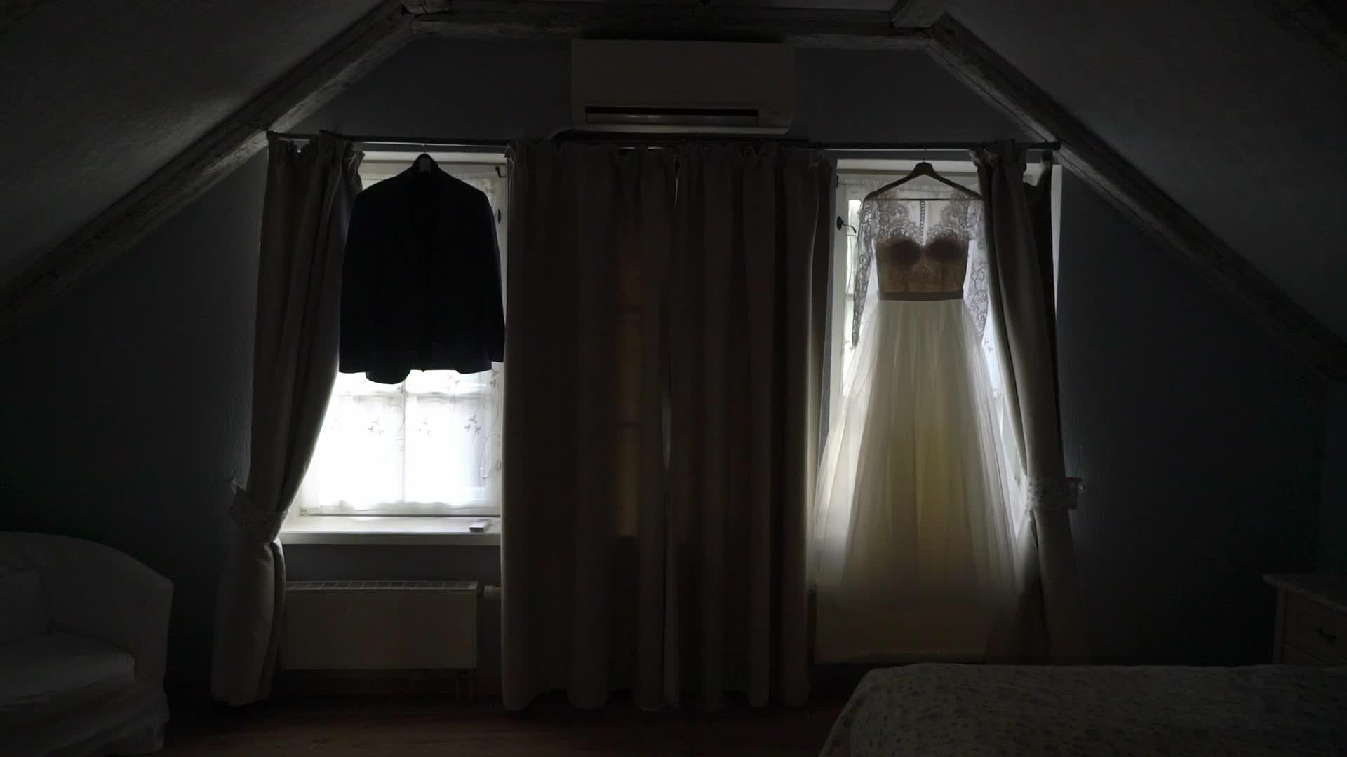 伴娘和新娘的婚纱和新郎的婚纱视频的预览图
