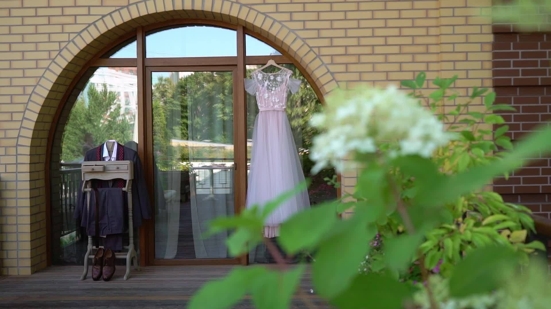 伴娘和新娘的婚纱和新郎的婚纱视频的预览图