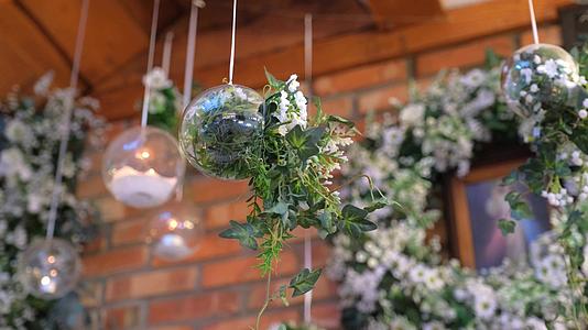 玻璃圆花瓶里的花被用作婚礼大厅的装饰品视频的预览图