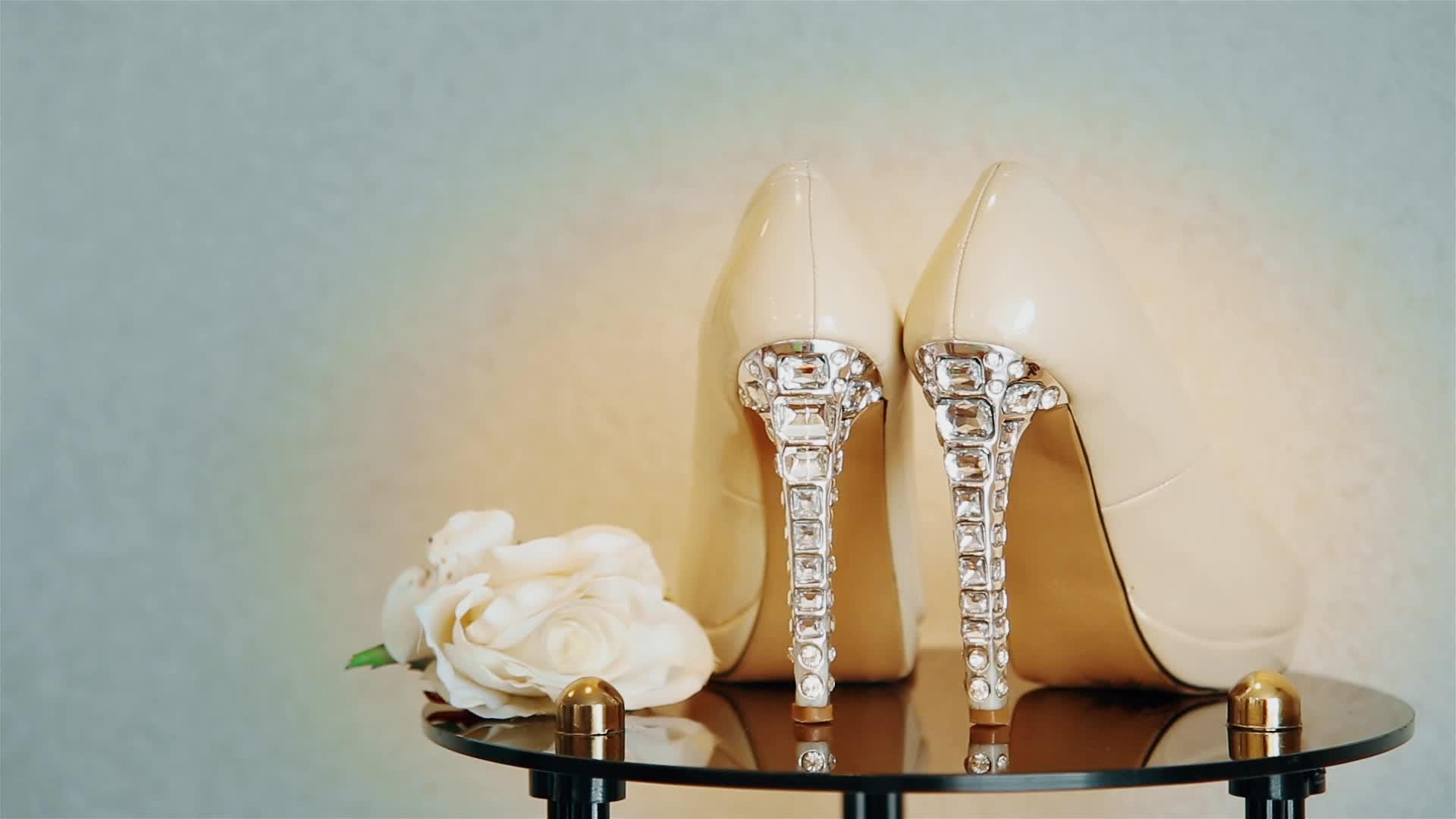 镜子桌上穿着高跟鞋的婚鞋视频的预览图