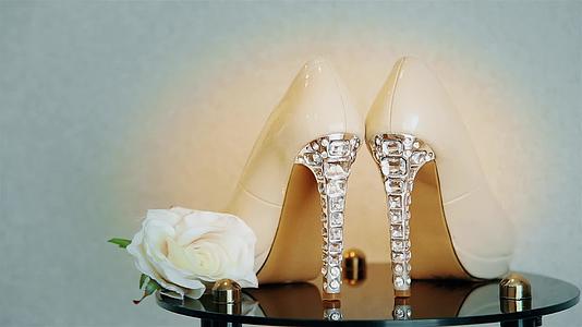 婚纱高西装鞋穿着昂贵的透明石头hd视频的预览图