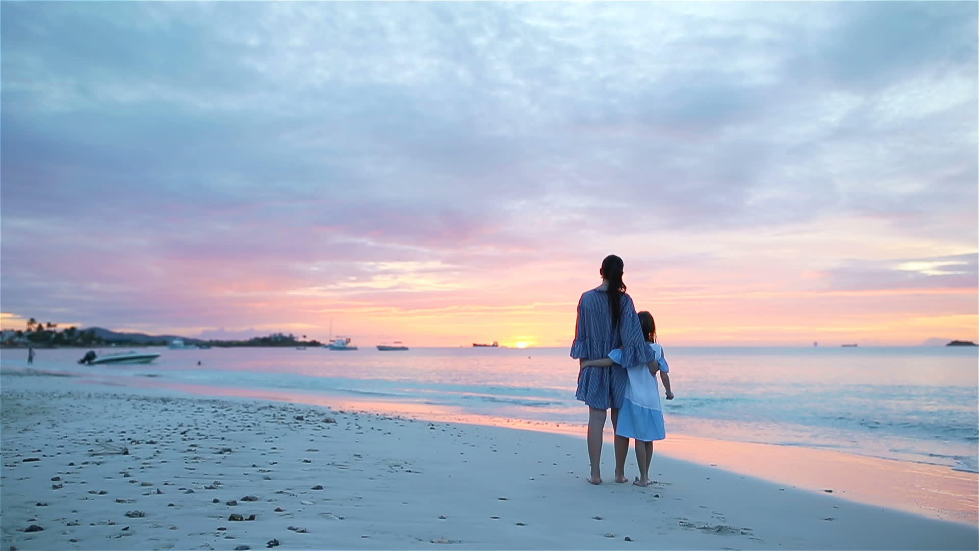小女孩和爸爸在海滩上日落视频的预览图