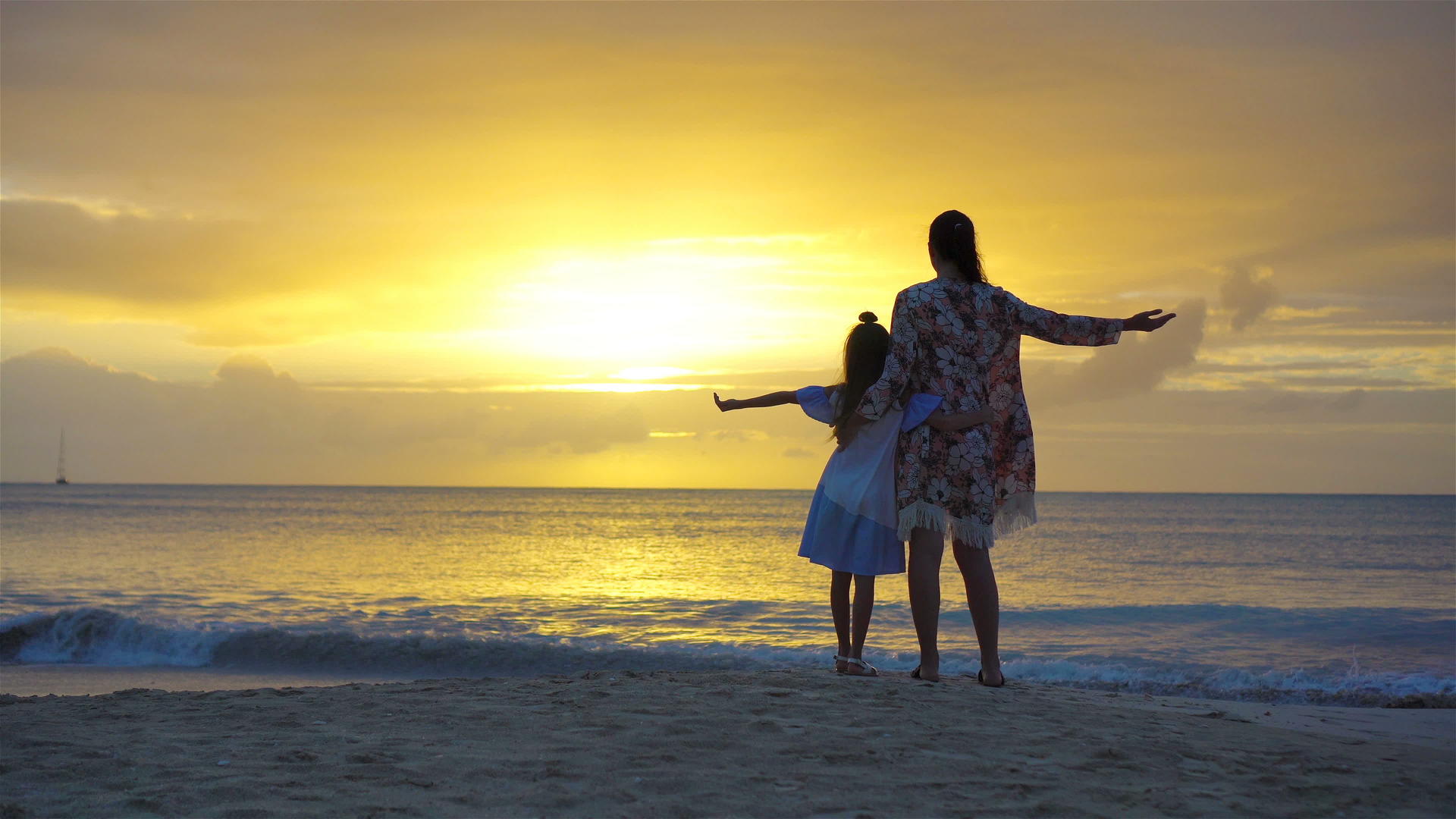 在海滩的夕阳下小女孩和快乐的母亲摇着月光视频的预览图