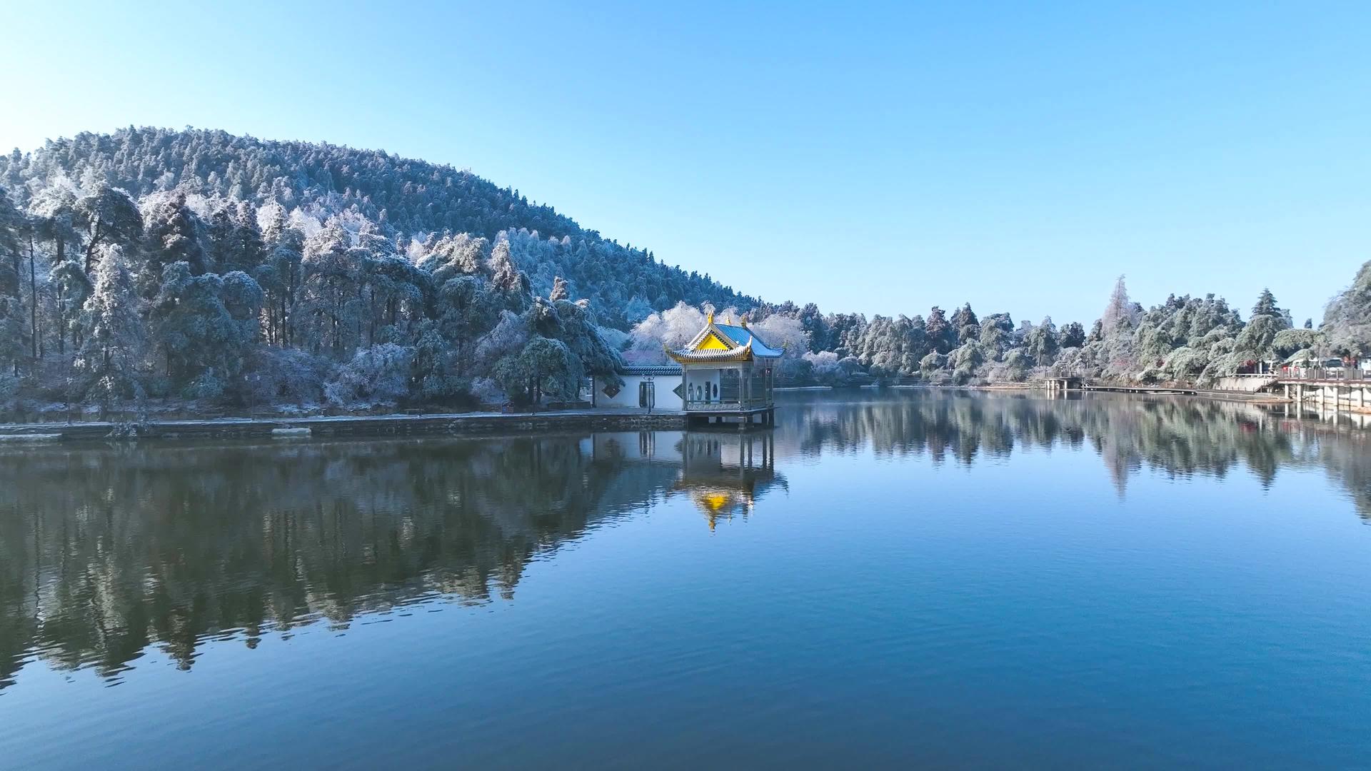4K航拍庐山如琴湖雾凇雪山自然风光雪山视频的预览图