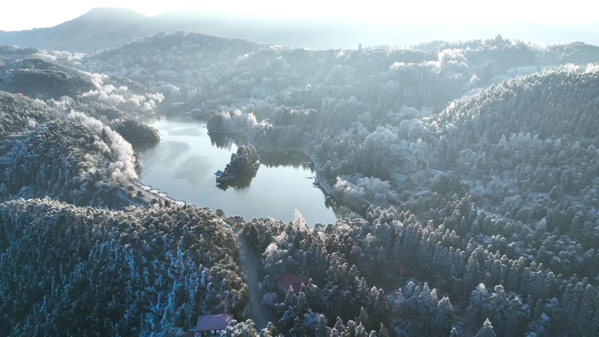 4K航拍庐山如琴湖雾凇雪山自然风光雪山视频的预览图