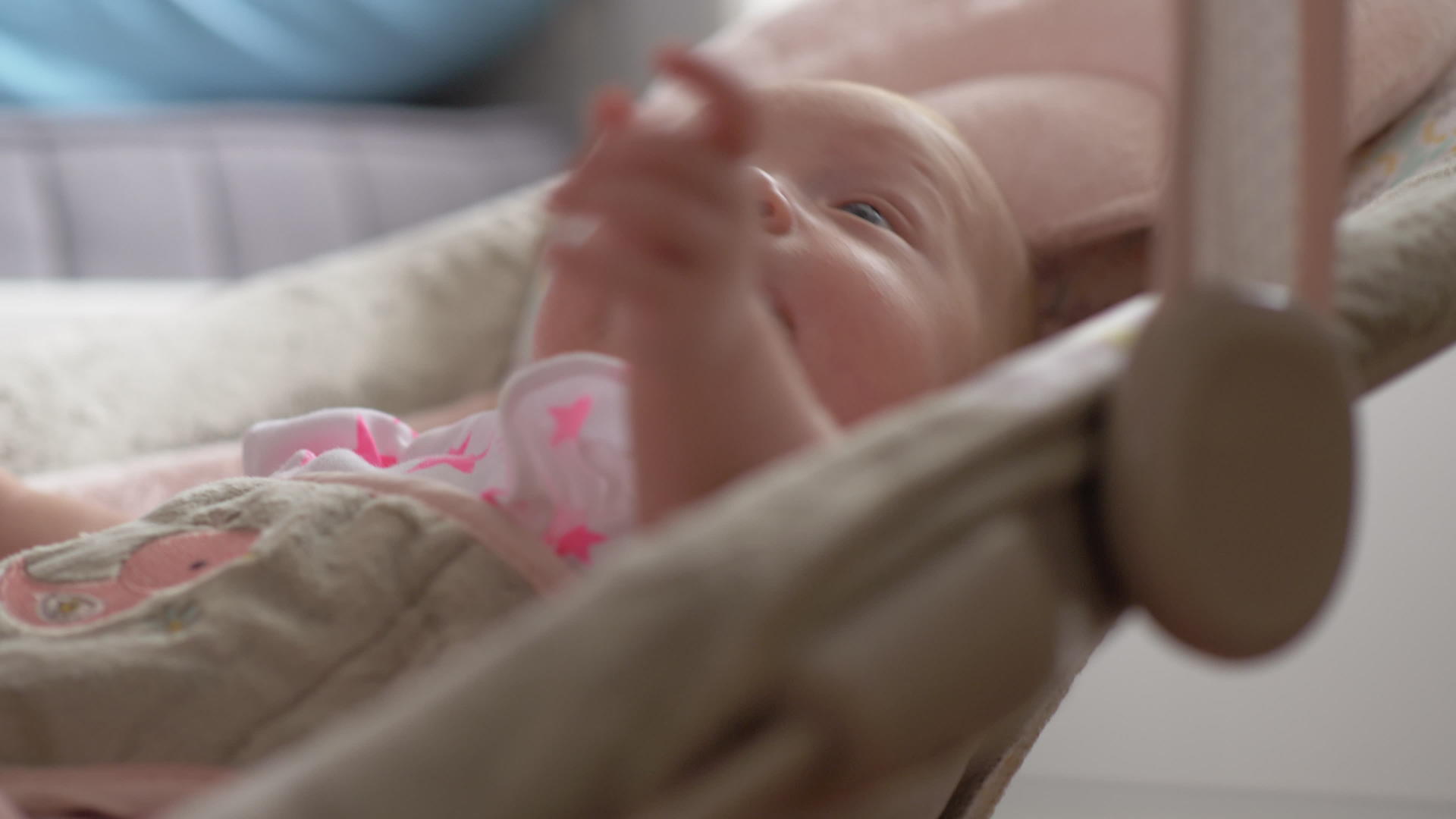 家庭充气座上平静的女婴视频的预览图